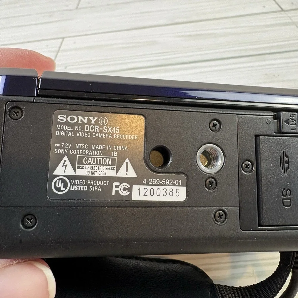 Sony Handycam Digital Video Camcorder DCR-SX45 W/ Charger, Memory Card Tested